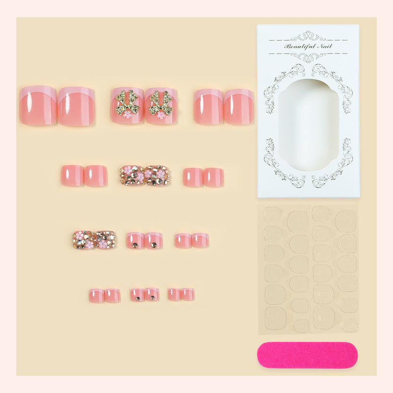 Kunstnagelset mit glamourösen Dekoren und schimmernden Akzenten Karnz