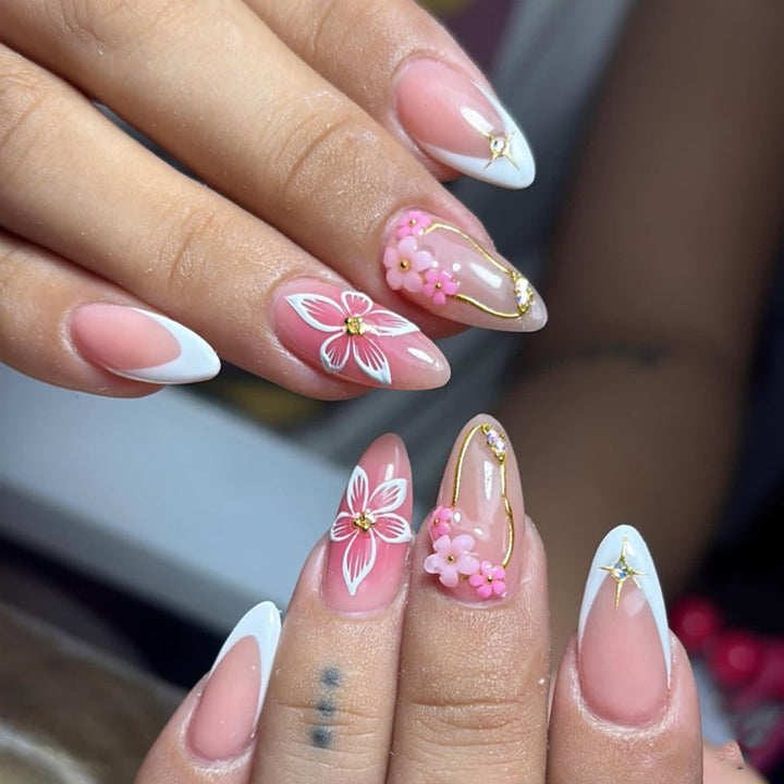Kunstvolle Acryl-Nägel mit eleganten floralen Akzenten Karnz