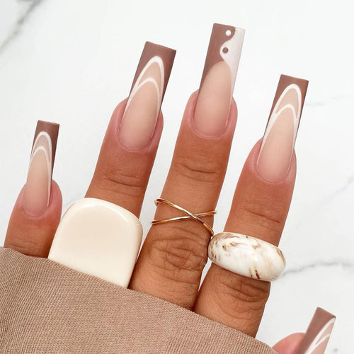 Elegante Nagelverlängerungen mit kunstvoller Wellen-Design Karnz