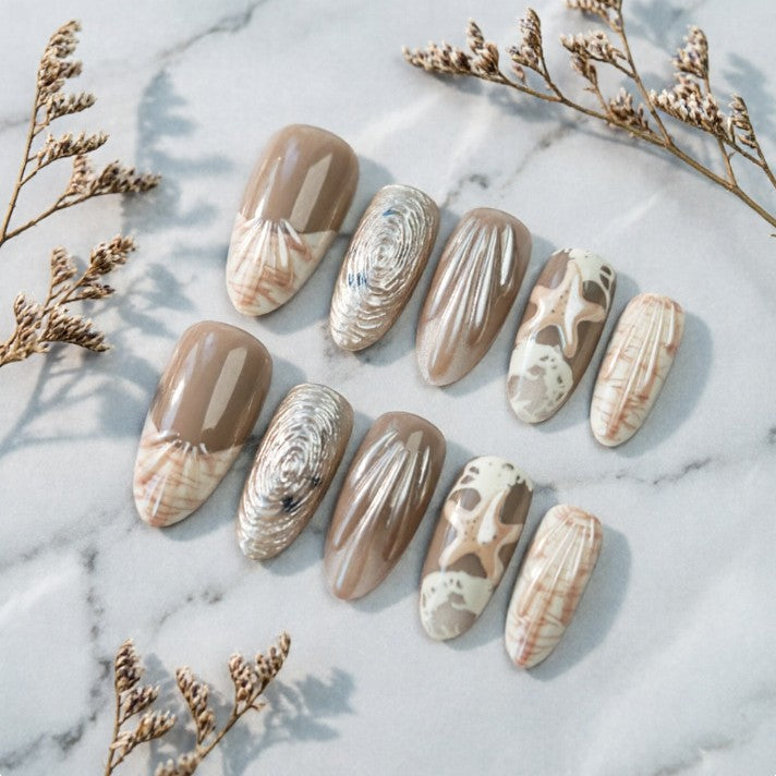 Elegante Nagelspitzen mit Maritimem Design Karnz