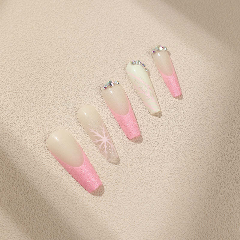 Kunstvolle Stiletto-Nägel mit Glitzer- und Schneeflockendesign Karnz