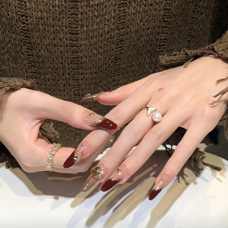 Kunstnagelset mit elegantem Glitzerdesign und exklusiven Verzierungen Karnz