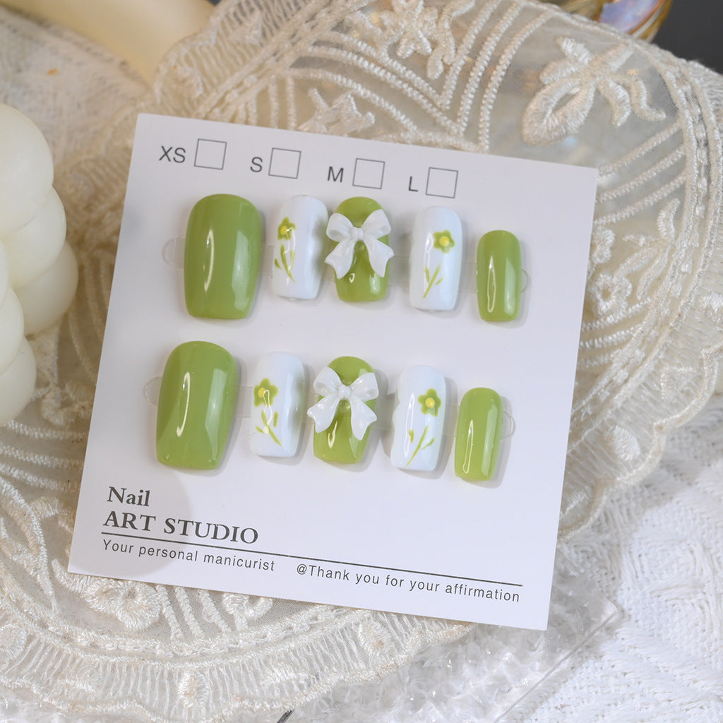 Dekorativer Press-On-Nagelset mit floralem Schleifenmuster Karnz