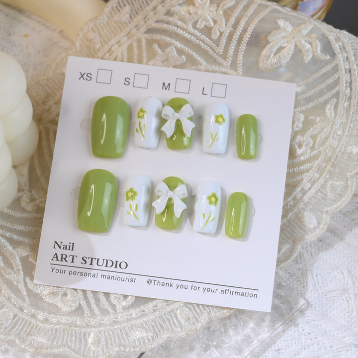 Dekorativer Press-On-Nagelset mit floralem Schleifenmuster Karnz