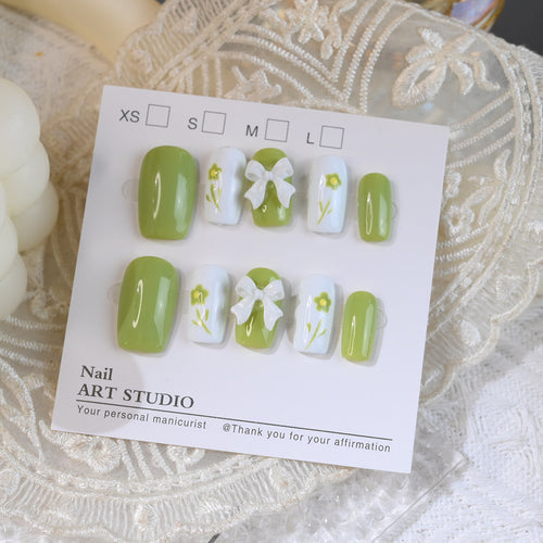 Dekorativer Press-On-Nagelset mit floralem Schleifenmuster Karnz