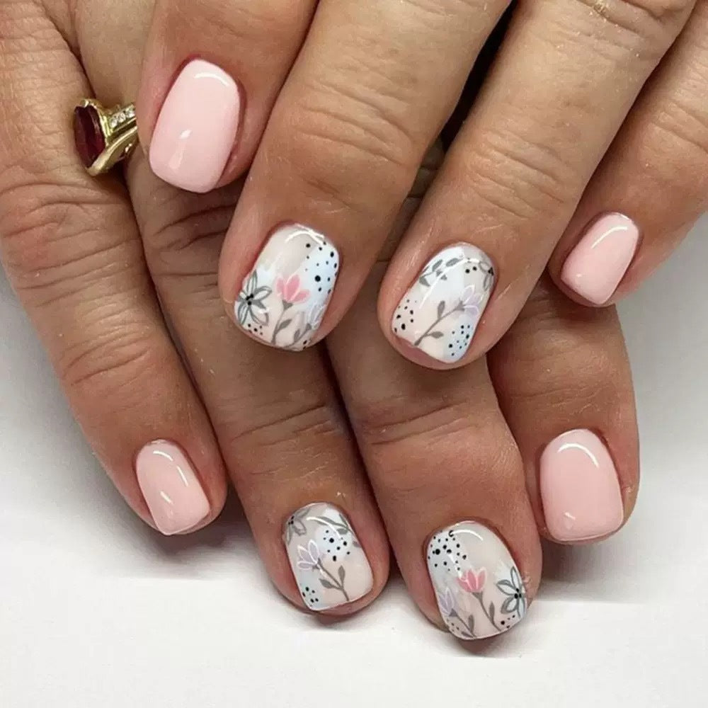 Kunstnagelset mit floralen Designs und elegantem Finish Karnz