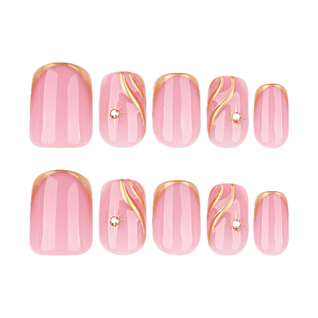 Künstliche Nagelkunst mit glamourösen goldenen Akzenten Karnz