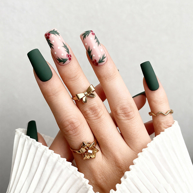 Kunstvolle Nagelspitzen mit botanischen Motiven Karnz