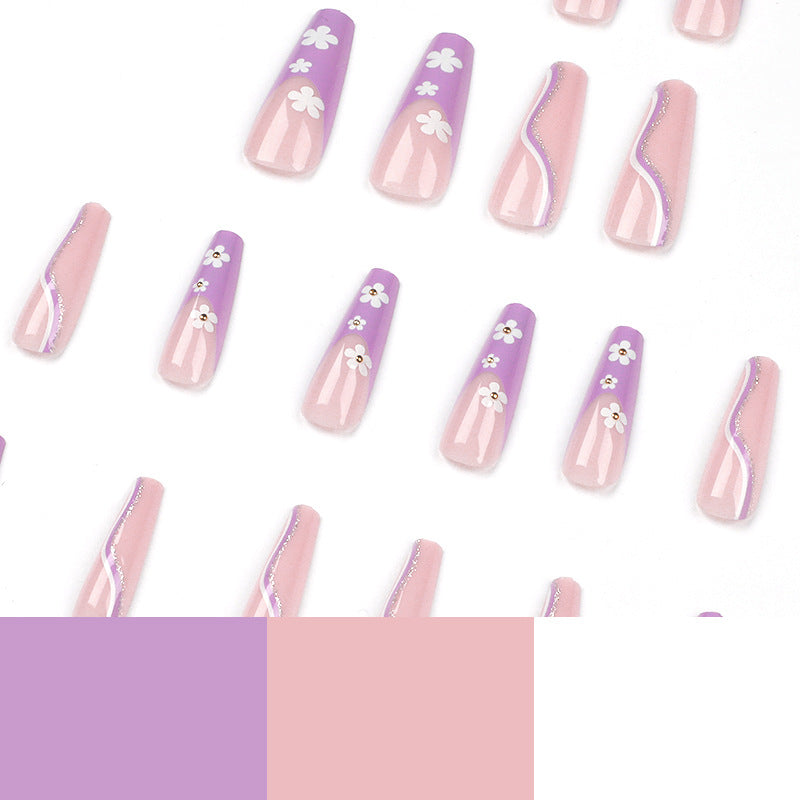 Kreative Nagelkunst mit floralen Akzenten Karnz