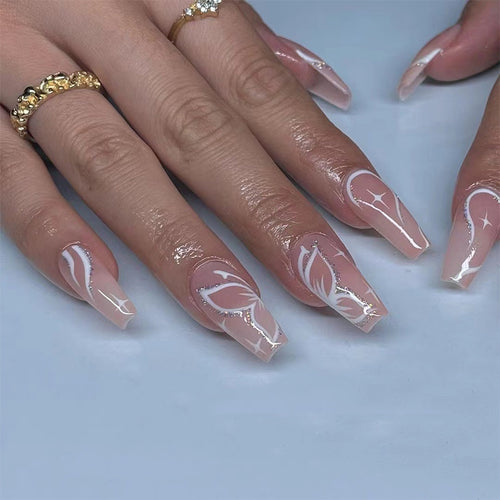 Elegante Nagelverlängerungen mit floralem Design Karnz