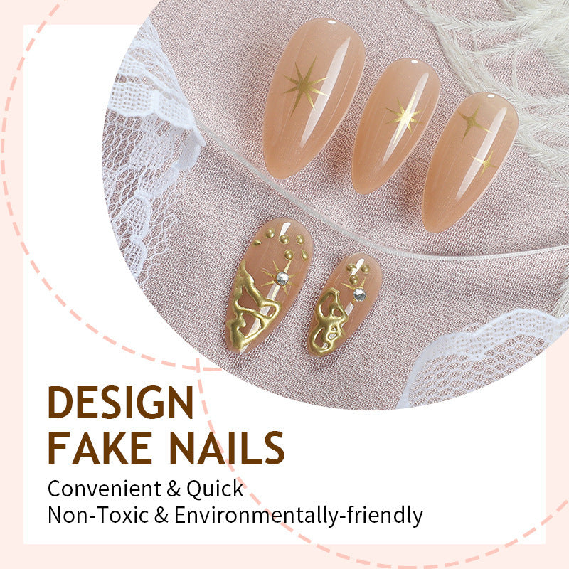 Kreatives Nagelset mit eleganten Goldverzierungen und funkelnden Akzenten Karnz