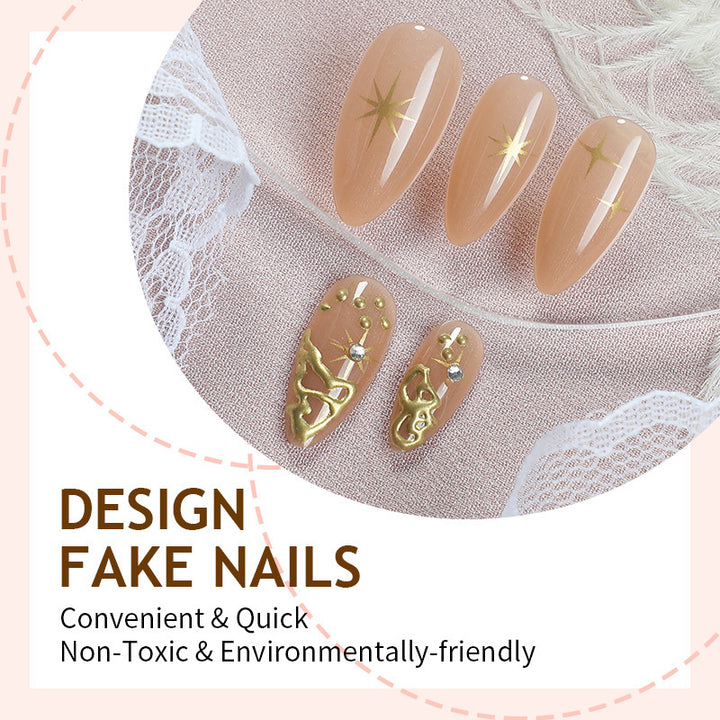 Kreatives Nagelset mit eleganten Goldverzierungen und funkelnden Akzenten Karnz