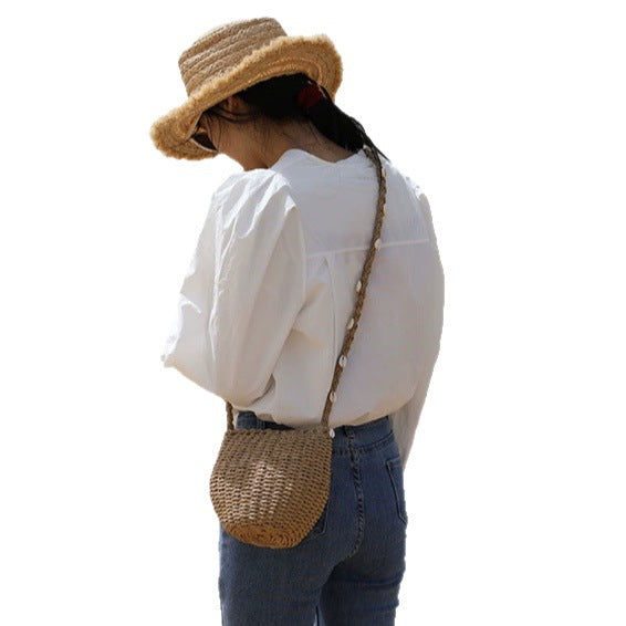 Damen Handtasche aus geflochtenem Naturmaterial mit Muschelverzierungen Karnz