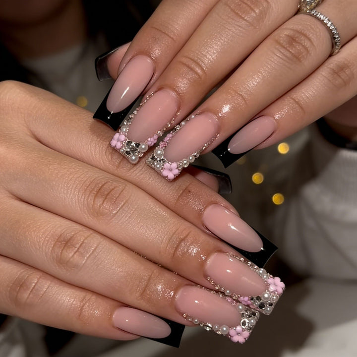 Elegante Stiletto Press-On Nagelkunst mit Strass-Akzenten Karnz