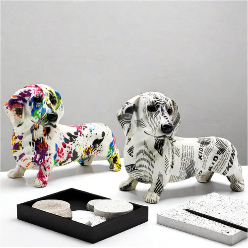 Bunte Dekofigur eines Dachshunds Karnz