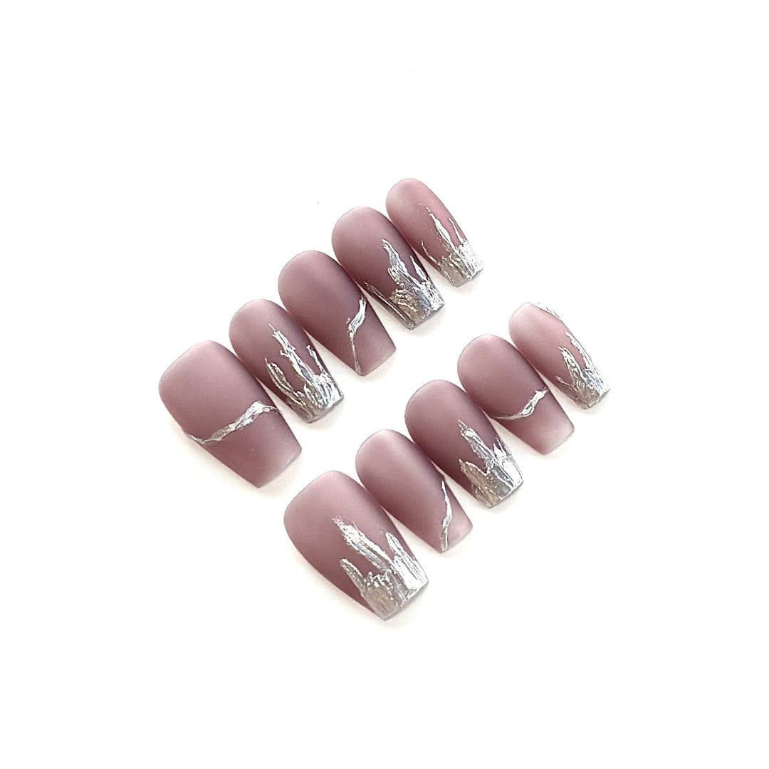 Elegante matte Drucknägel mit metallischen Details