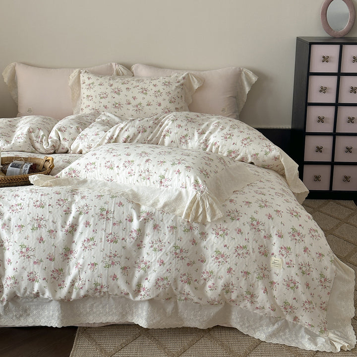 Baumwoll-Bettwäsche-Set mit Spitzenvolant und zartem Blumenprint