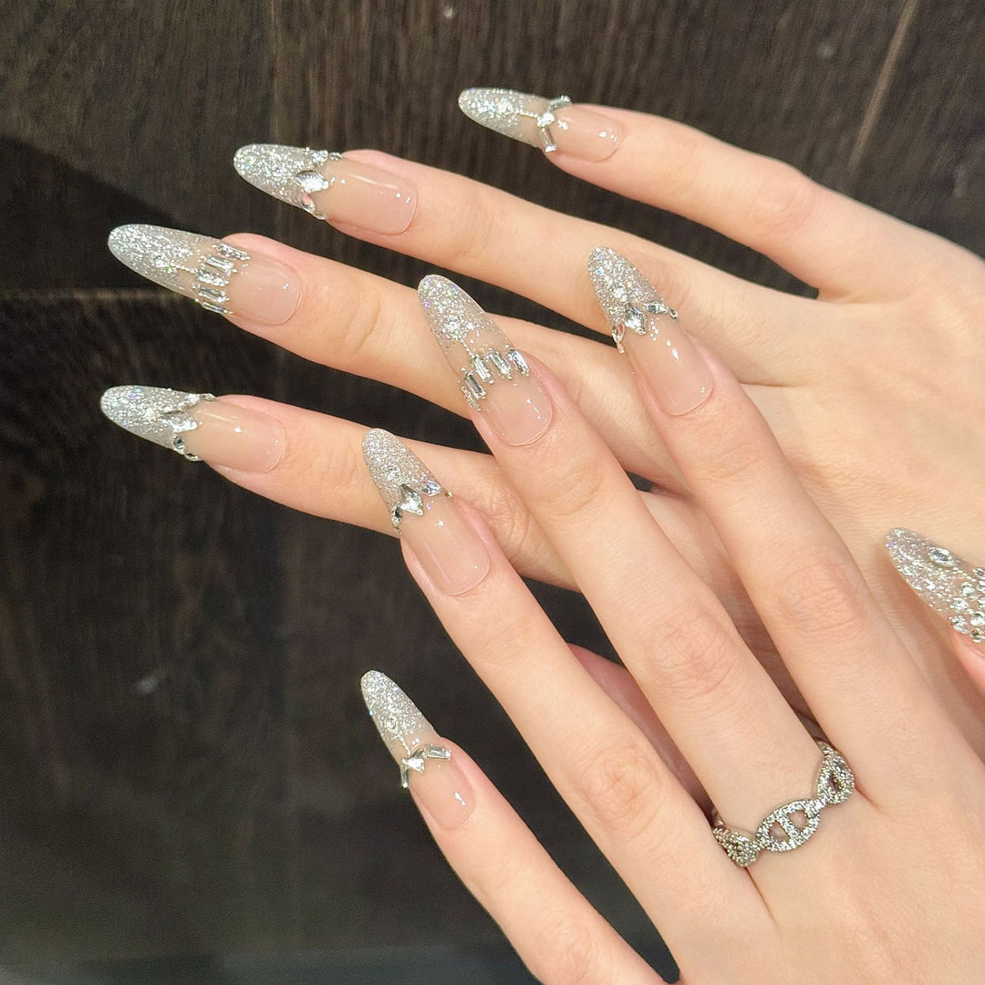 Glänzendes Press-On-Nagelkunstset mit eleganten Edelsteinakzenten