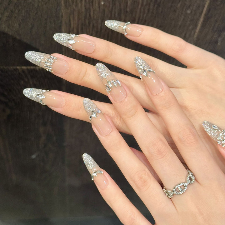 Glänzendes Press-On-Nagelkunstset mit eleganten Edelsteinakzenten
