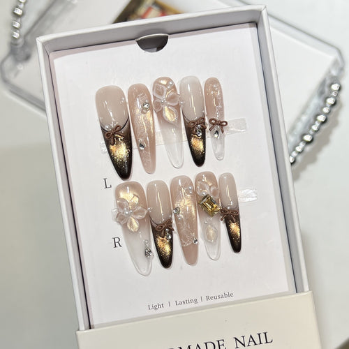 Dekoratives Press-On-Nagelkunst-Set mit floralen Akzenten