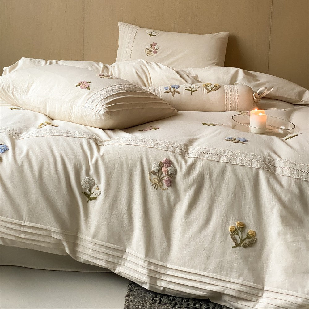 Romantisches Baumwoll‑Mako‑Bettwäsche‑Set mit dreidimensionaler Blumenstickerei, Spitzenborte und Kissenrolle