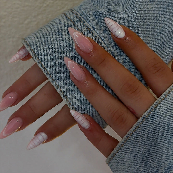 Elegante mandelförmige Press-On-Nagelset mit gestreiftem und einfarbigem Design Karnz