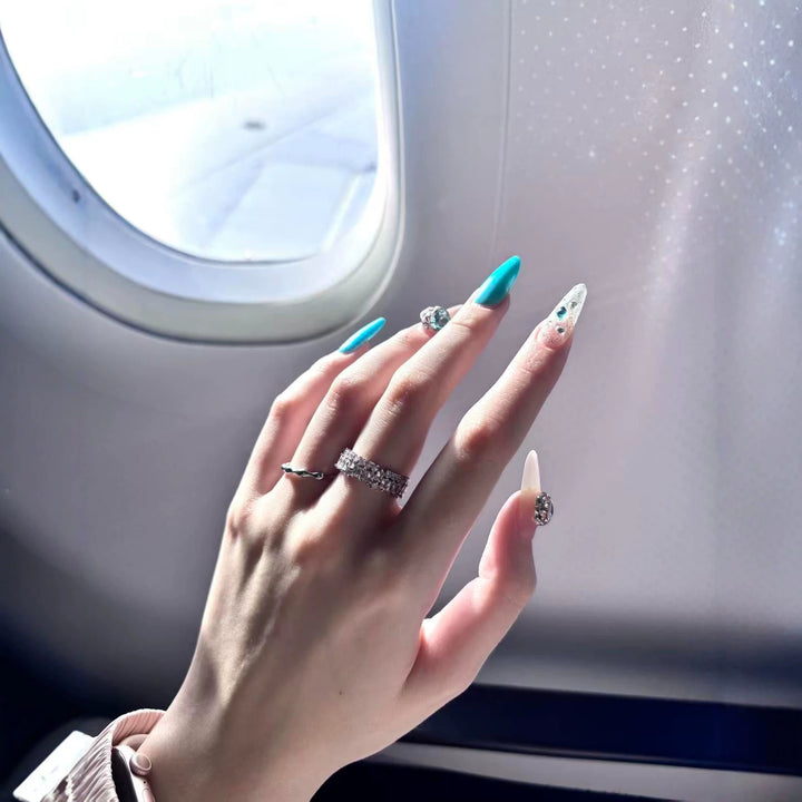 Stiletto-Nagelkunst-Tipps mit Kristallakzenten