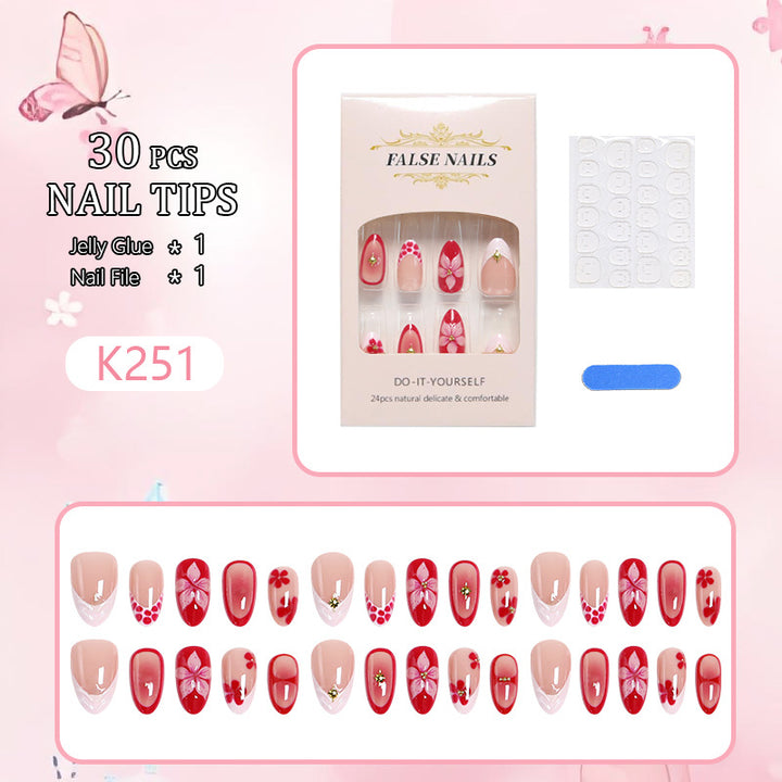 Kunstnägel mit floralem Design und glamourösen Akzenten Karnz