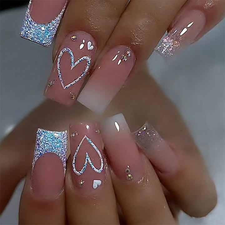 Kunstnagelset mit funkelnden Herz- und Glitzermotiven Karnz