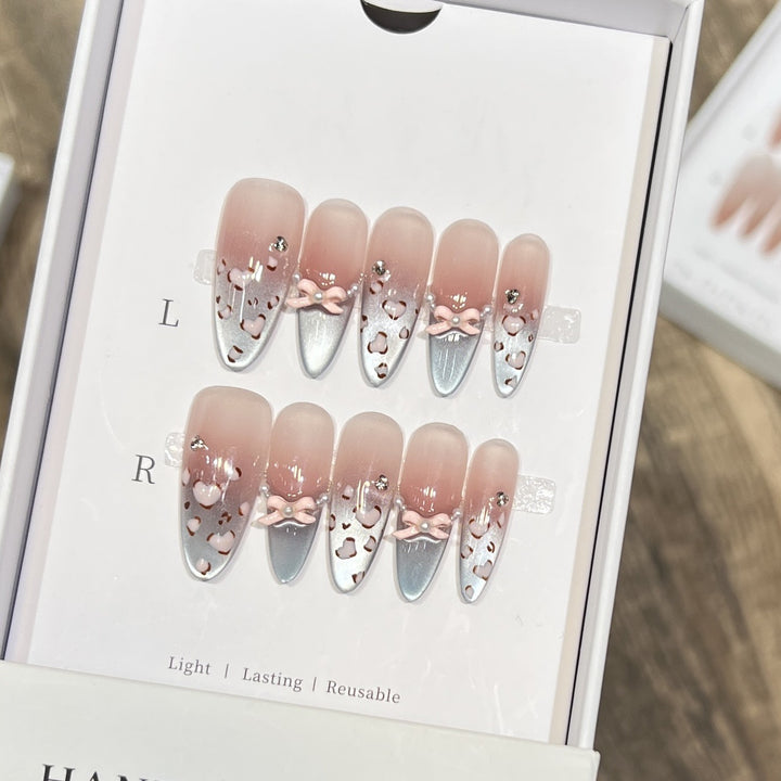 Dekoratives Press-On-Nageldesign mit Schleifenakzenten Karnz