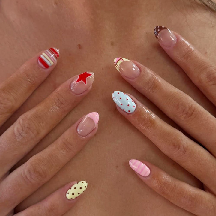 Kunstnagelset mit kreativen und farbenfrohen Designs Karnz