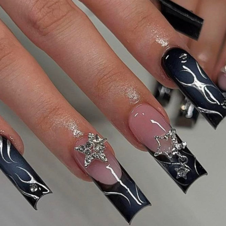 Kunstnägel mit Eleganten Glitzerakzenten und Herzmotiven Karnz