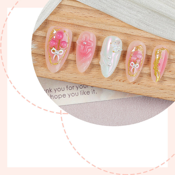 Kunstnagelset mit glitzernden Blumen- und dekadenten Akzenten Karnz