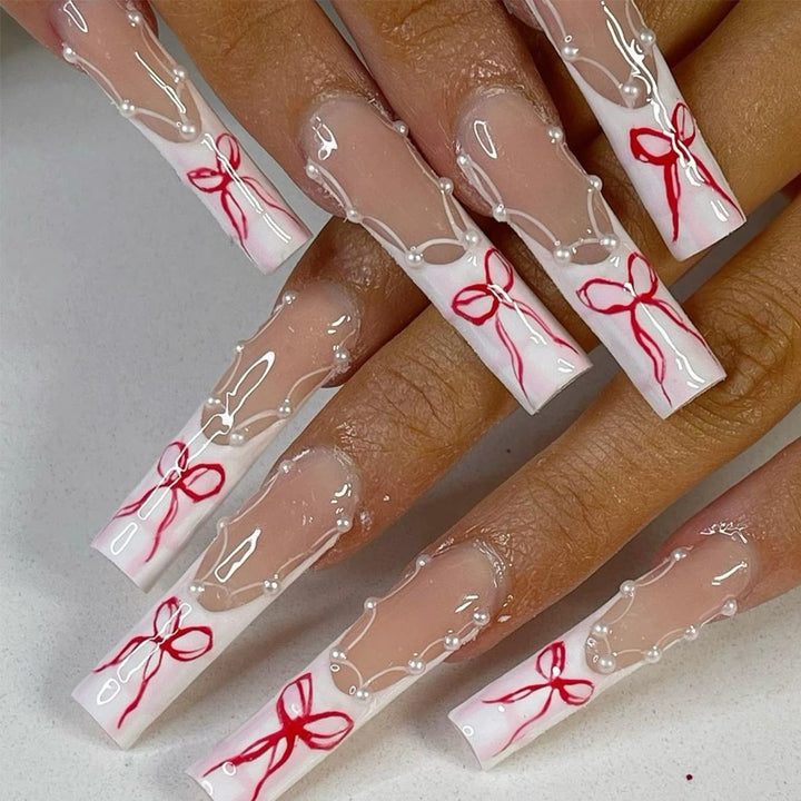 Dekorative Druck-Nagelkunst mit Bandakzenten Karnz