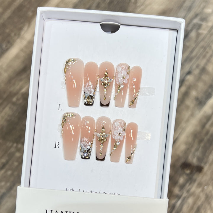 Künstlerisches wiederverwendbares Press-On-Nagelset mit floralen und goldenen Akzenten Karnz