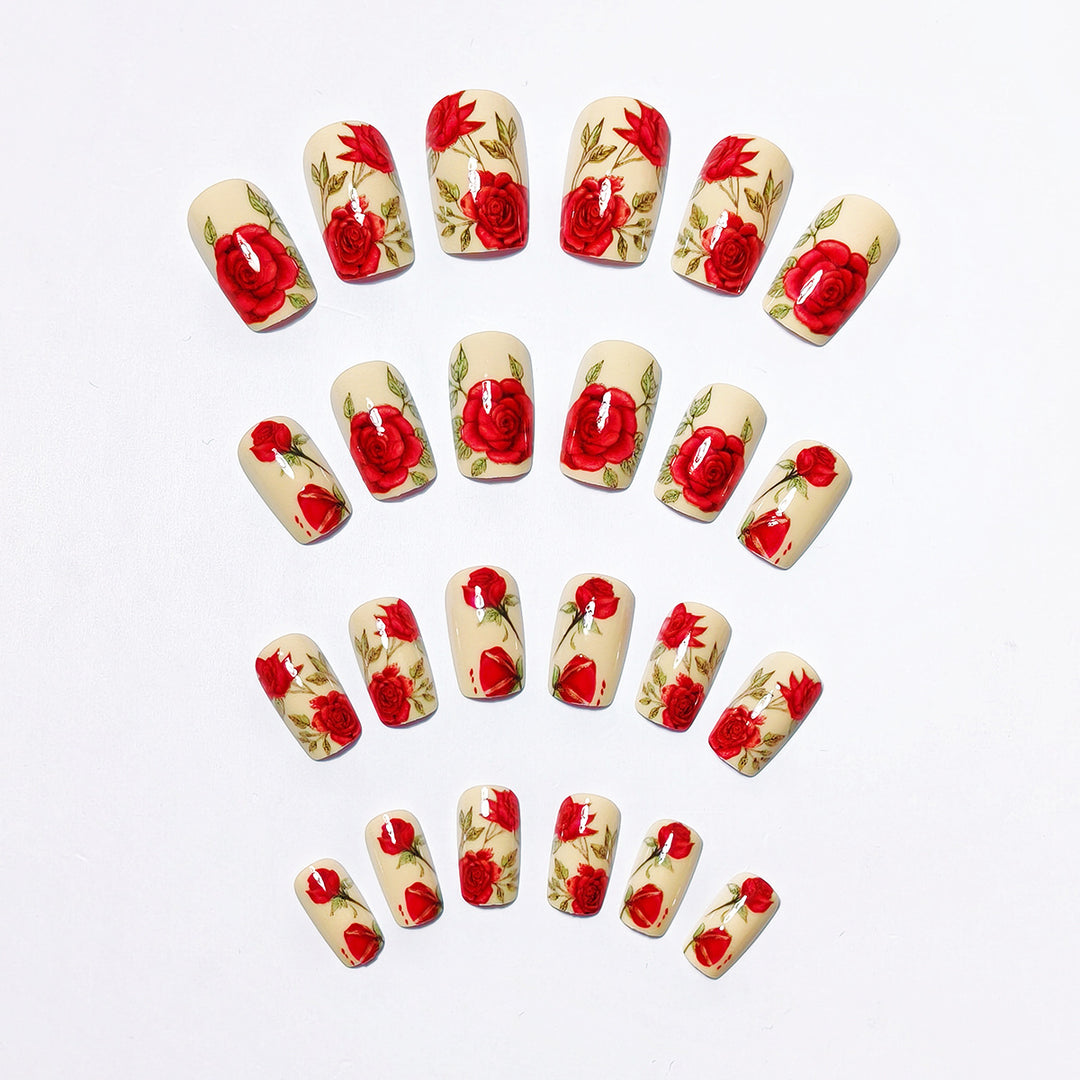 Kunstnägel mit Romantischen Rosenmotiven Karnz