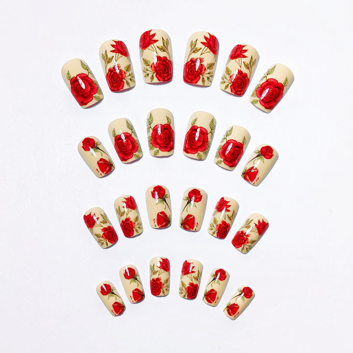 Kunstnägel mit Romantischen Rosenmotiven Karnz