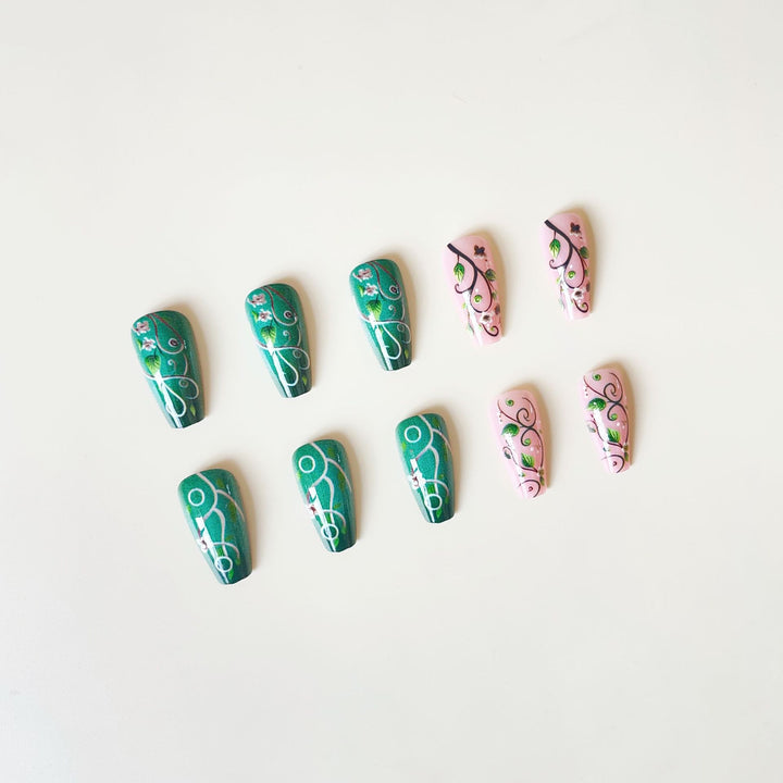 luxuriöses Kunstnagelset mit floralen Designs und detaillierten Akzenten Karnz