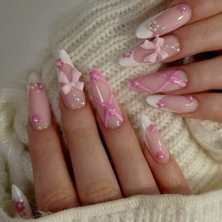 Kunstnagelset mit verspielten 3D-Details und eleganten Akzenten Karnz