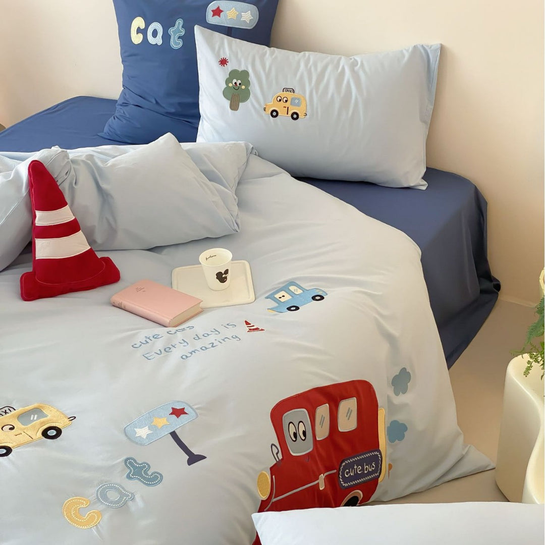 Kinderbettwäsche-Garnitur mit applizierten Fahrzeugmotiven aus Baumwollsatin