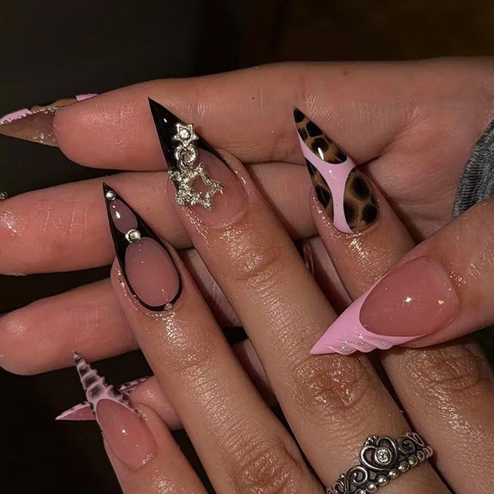 Stylisches Stiletto Press-On Nagelkunst-Set Karnz