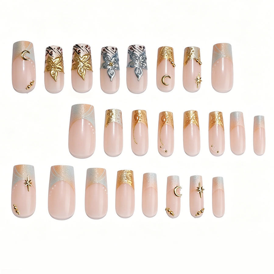 Luxuriöses Kunstnagelset mit kreativen floralem Design und goldenen Akzenten Karnz