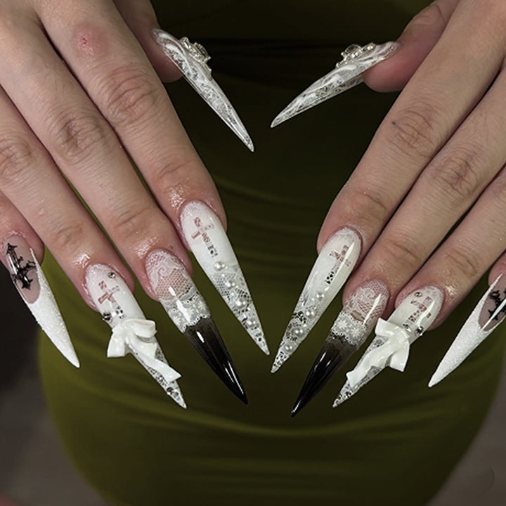 Kunstvolle Stiletto-Nägel mit einzigartigen 3D-Elementen und Glitzerakzenten Karnz