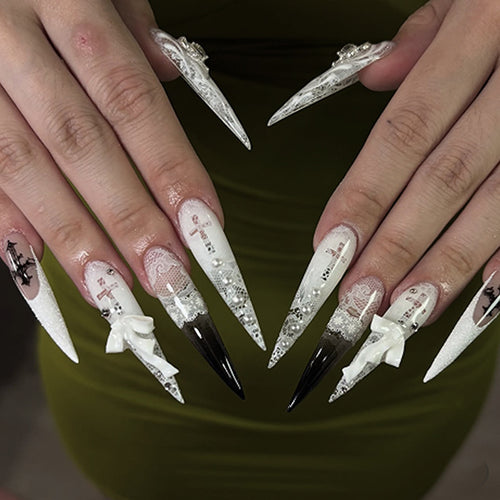 Kunstvolle Stiletto-Nägel mit einzigartigen 3D-Elementen und Glitzerakzenten Karnz