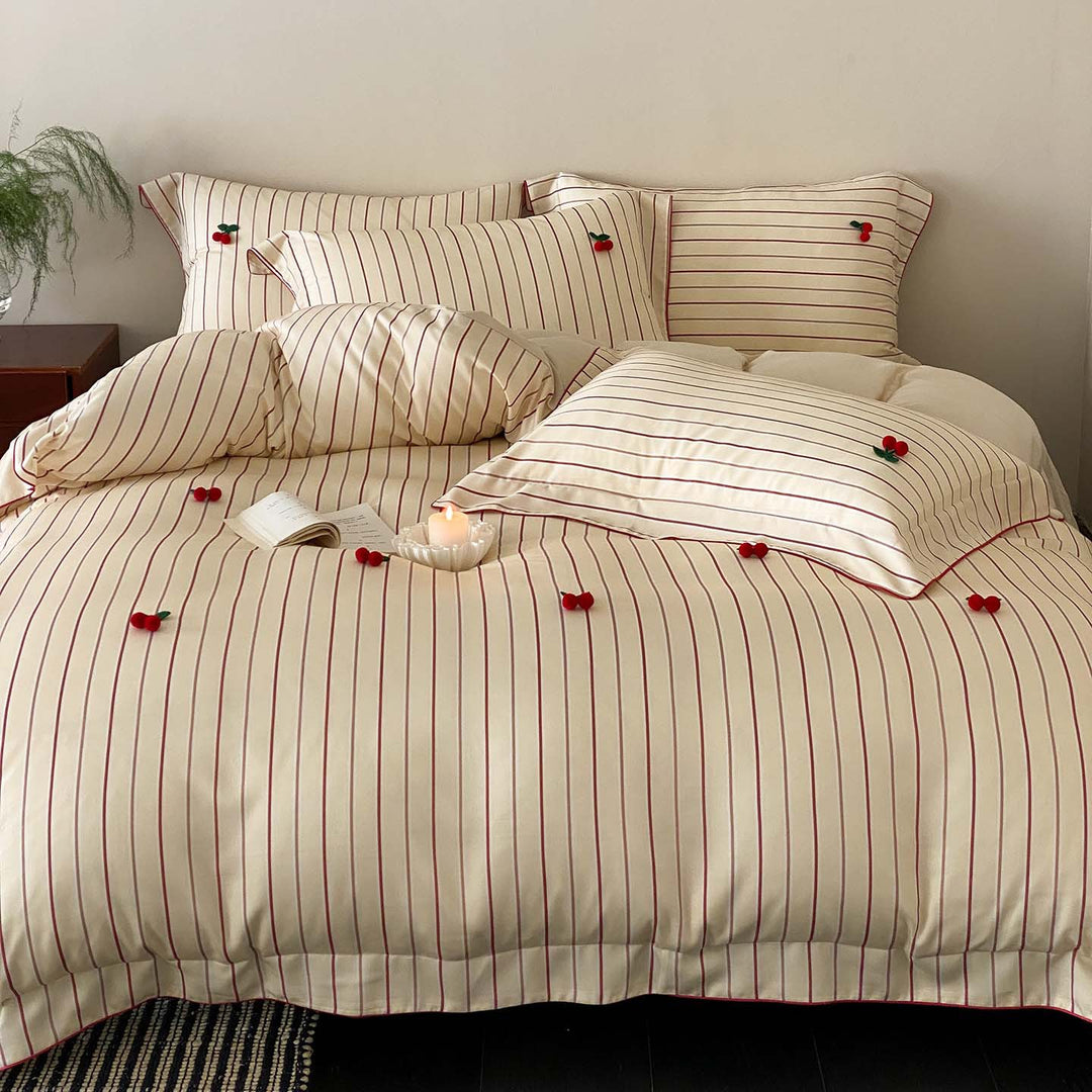 Reversibles Baumwollsatin-Bettwäsche-Set mit feinen Streifen & Kirschenapplikation