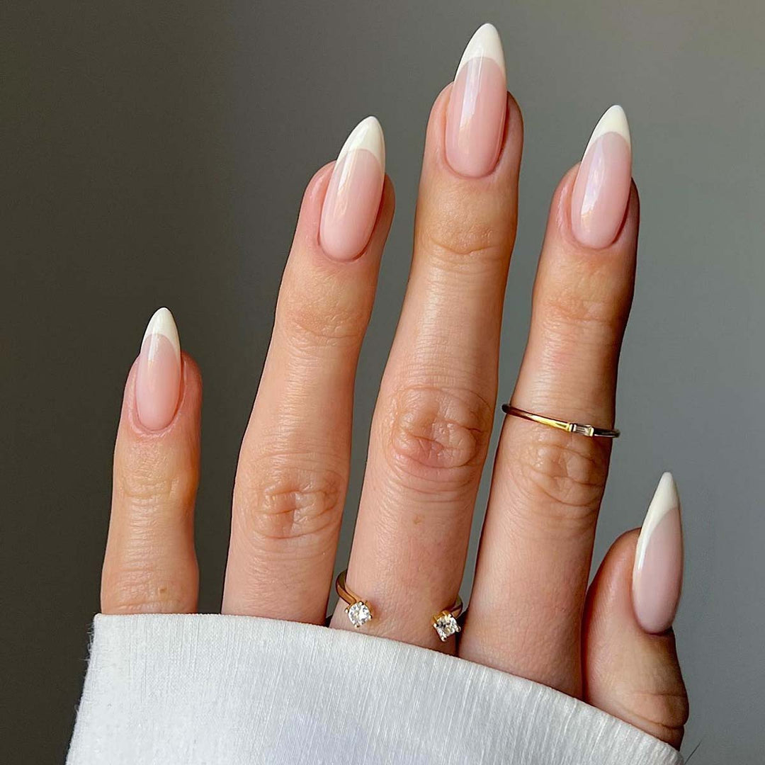 Elegante Stiletto-Nägel mit französischem Design Karnz