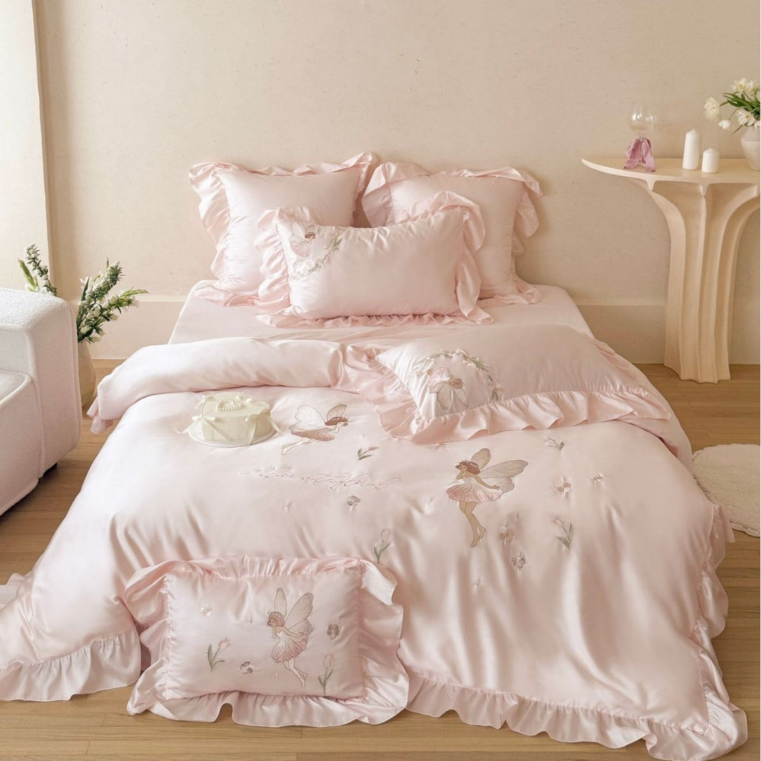Satin-Bettwäsche-Set mit Stickereien und Rüschensaum