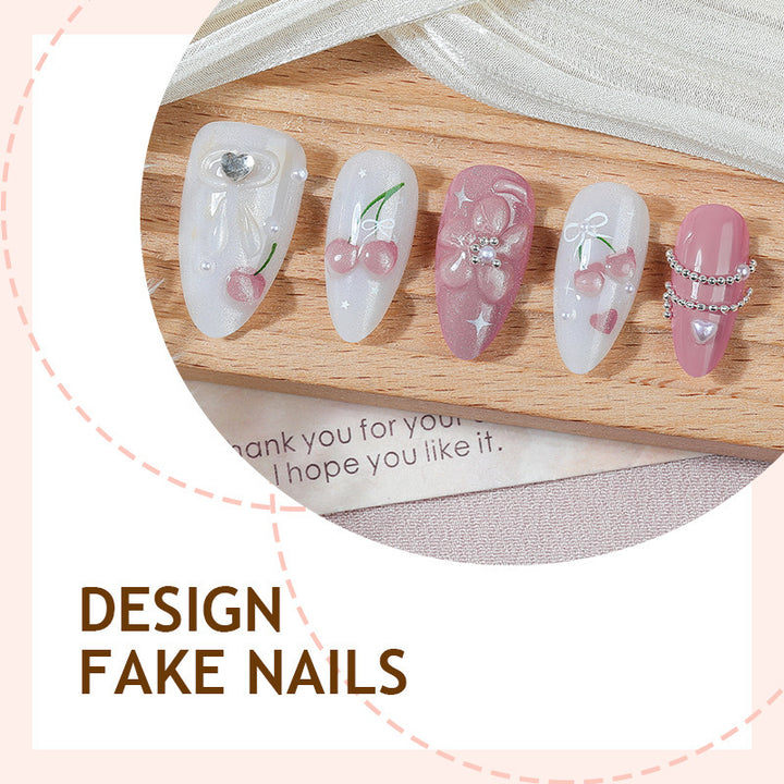 Kunstnagelset mit dekorativen Blütenmotiven und glamourösen Akzenten Karnz