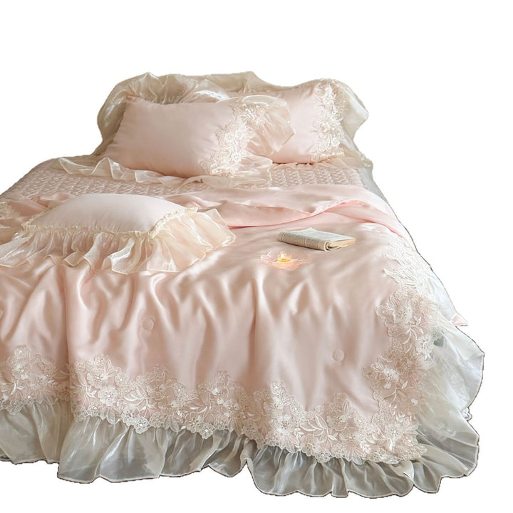 Elegante Bettwäsche-Garnitur aus Satin mit mehrlagigem Organza-Volant und feiner Blumen-Spitzenborte
