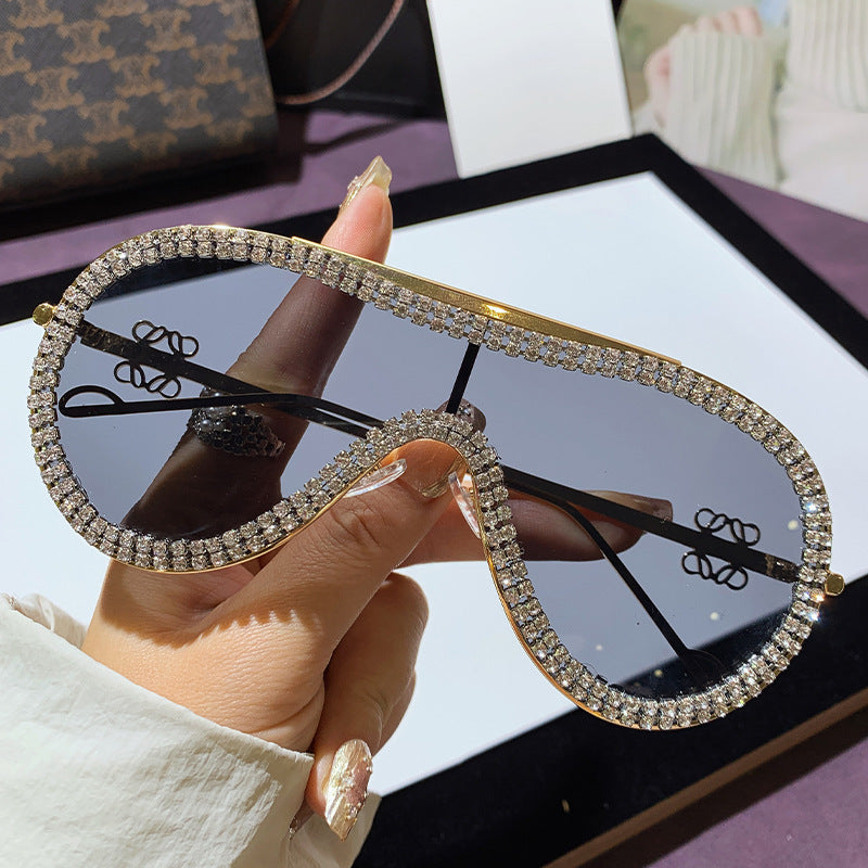 Damen Glamouröse Sonnenbrille mit strassbesetztem Rahmen Karnz